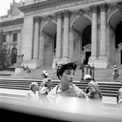 FVM_Woman Hat NY Public Library_ŞVivian Maier_Maloof Collection_online