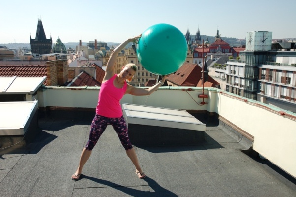 sportovní instruktorka Věra Beroušková na střeše Paláce YMCA. Foto Palác YMCA