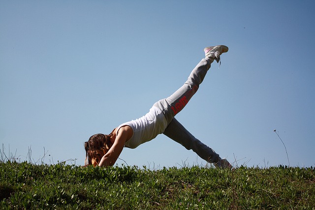 žena cvičí pilates