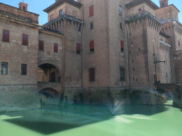 Po památkách UNESCO v Itálii: Ferrara a hrad s vodním příkopem, Bologna a její podloubí Ferrara hrad