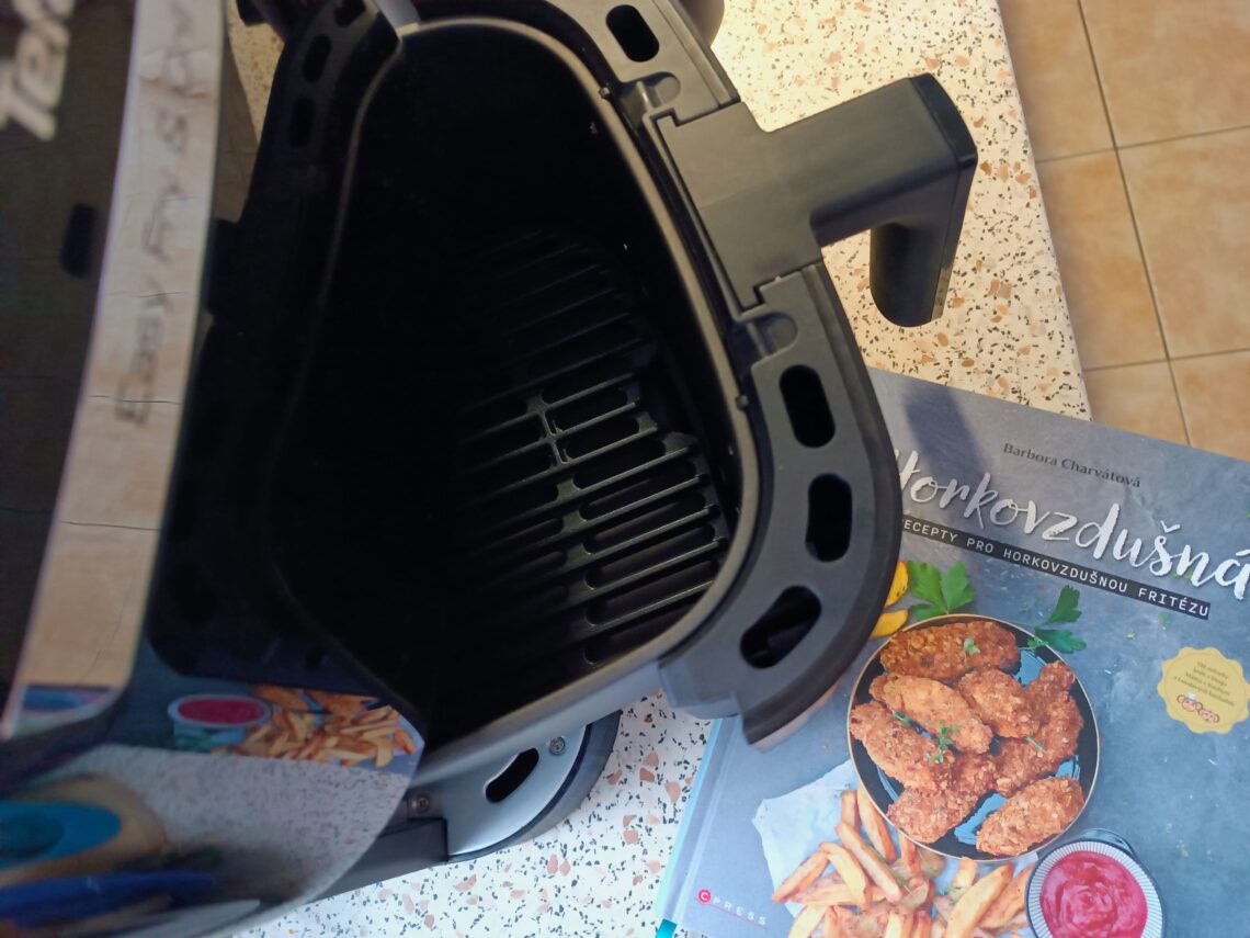 horkovzdusna s fritezou pristrojem