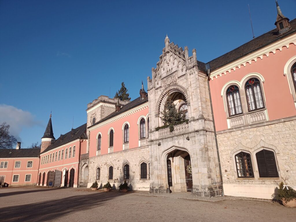 sychrovsky zamek z cestneho dvora