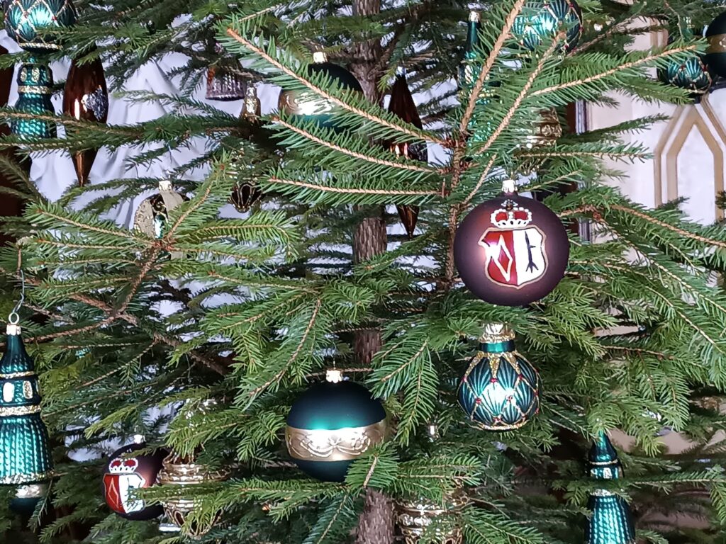 vanocni ozdoby s rohanskymi znaky