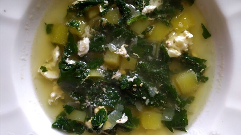 koprivova polevka nadseni v kuchyni