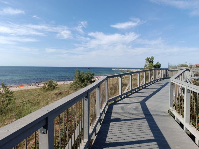 polsko pobrezni promenada nad dunami podel plaze Darłowko